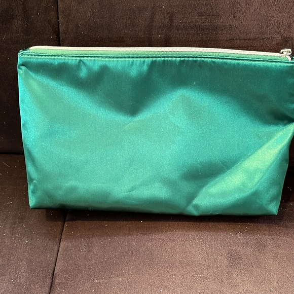 NWOT🆕 La Mèr satin green bag with zipper - Picture 2 of 5